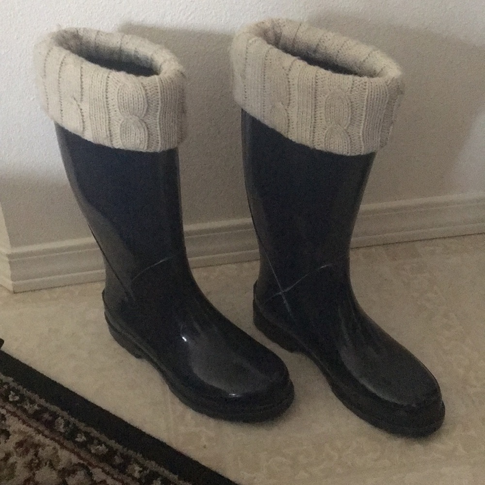 Navy blue rain boots w/ sweater cuff 😊